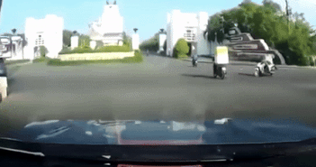 Xe máy phóng như bay, vượt đèn đỏ, gây tai nạn nghiêm trọng Xe máy phóng như bay, vượt đèn đỏ, gây tai nạn nghiêm trọng