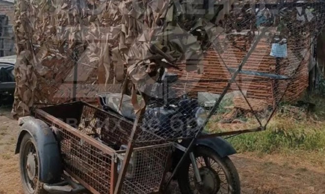 Nga tự chế “lồng chống drone” cho xe máy