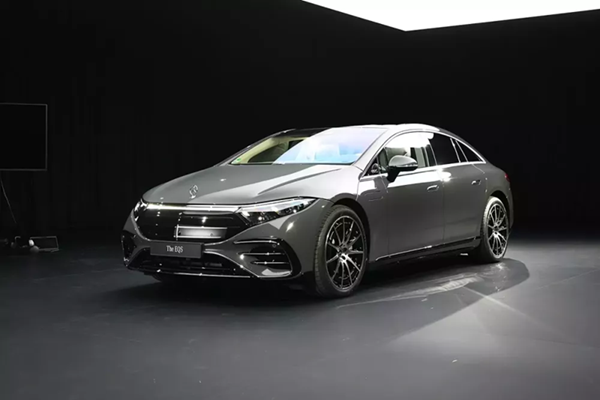 Mercedes-Benz EQS 2025 đẹp như xe xăng, BMW i7 dè chừng