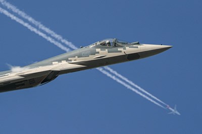 Su-57 vs F-35: Ai sẽ làm chủ bầu trời?