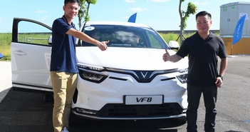 Khách Việt tiên phong đặt mua VF8 phấn khích tham quan nhà máy VinFast Khách Việt tiên phong đặt mua VF8 phấn khích tham quan nhà máy VinFast