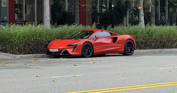 McLaren Artura bạc tỷ đầu tiên về Việt Nam trên phố Sài thành McLaren Artura bạc tỷ đầu tiên về Việt Nam trên phố Sài thành