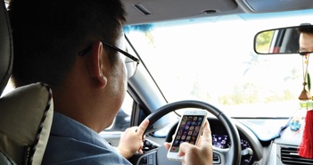 Dùng điện thoại khi lái xe, đừng xem thường tính mạng Dùng điện thoại khi lái xe, đừng xem thường tính mạng