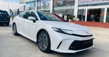 Cận cảnh Toyota Camry 2024 bản tiêu chuẩn rẻ nhất tại Việt Nam Cận cảnh Toyota Camry 2024 bản tiêu chuẩn rẻ nhất tại Việt Nam