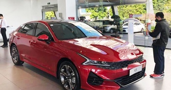 Kia K5 giảm 25 triệu tại đại lý, kỳ vọng "vượt mặt" Toyota Camry Kia K5 giảm 25 triệu tại đại lý, kỳ vọng "vượt mặt" Toyota Camry