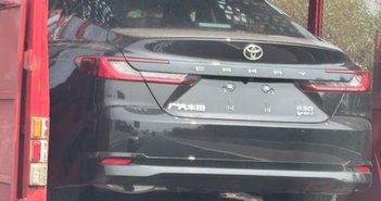 "Hàng nóng" Toyota Camry 2025 đầu tiên lộ diện tại Việt Nam "Hàng nóng" Toyota Camry 2025 đầu tiên lộ diện tại Việt Nam