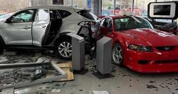 Quái xế Hyundai Tucson đâm thẳng vào đại lý Ford phá hủy chiếc Mustang siêu hiếm Quái xế Hyundai Tucson đâm thẳng vào đại lý Ford phá hủy chiếc Mustang siêu hiếm