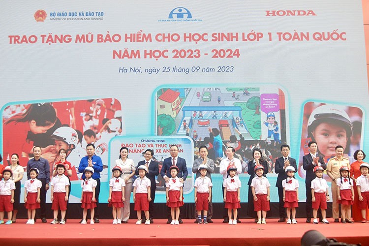 HVN trao tặng 2 triệu mũ bảo hiểm cho học sinh năm học 2023-2024