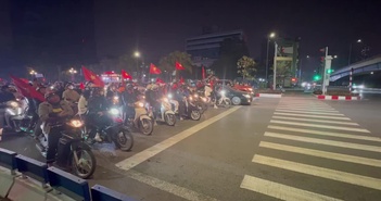 'Lạ lùng người Việt đi bão không vượt đèn đỏ' 'Lạ lùng người Việt đi bão không vượt đèn đỏ'