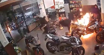 Xe máy đang sửa bốc cháy thiêu rụi cửa hàng Xe máy đang sửa bốc cháy thiêu rụi cửa hàng