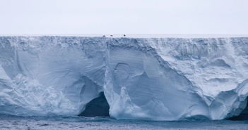 Tảng băng trôi lớn nhất thế giới có thể va vào hòn đảo ở Nam Đại Tây Dương Tảng băng trôi lớn nhất thế giới có thể va vào hòn đảo ở Nam Đại Tây Dương