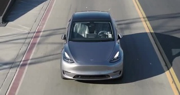 Xe Tesla ra khỏi dây chuyền, tự chạy đến bãi đỗ Xe Tesla ra khỏi dây chuyền, tự chạy đến bãi đỗ