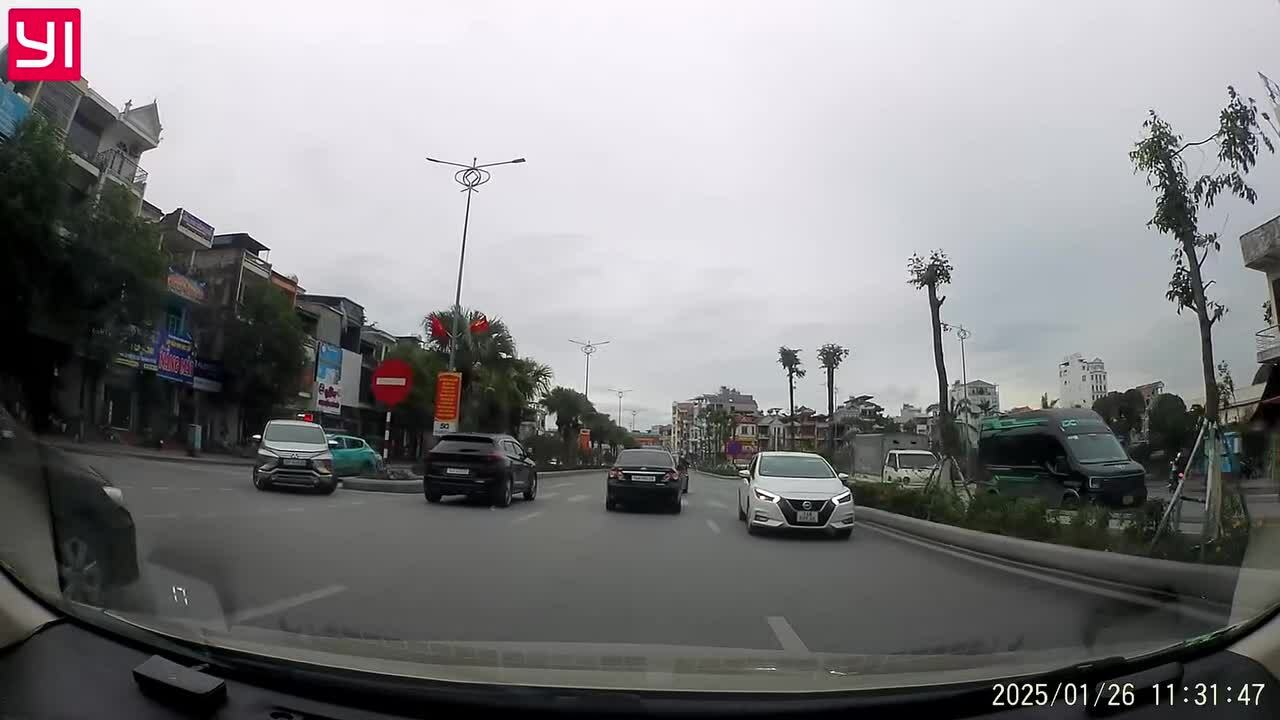 Ôtô đi ngược chiều sát dải phân cách