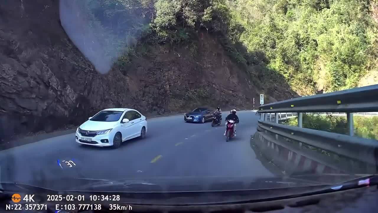 Xe máy ôm cua lao vào đầu ôtô ngược chiều