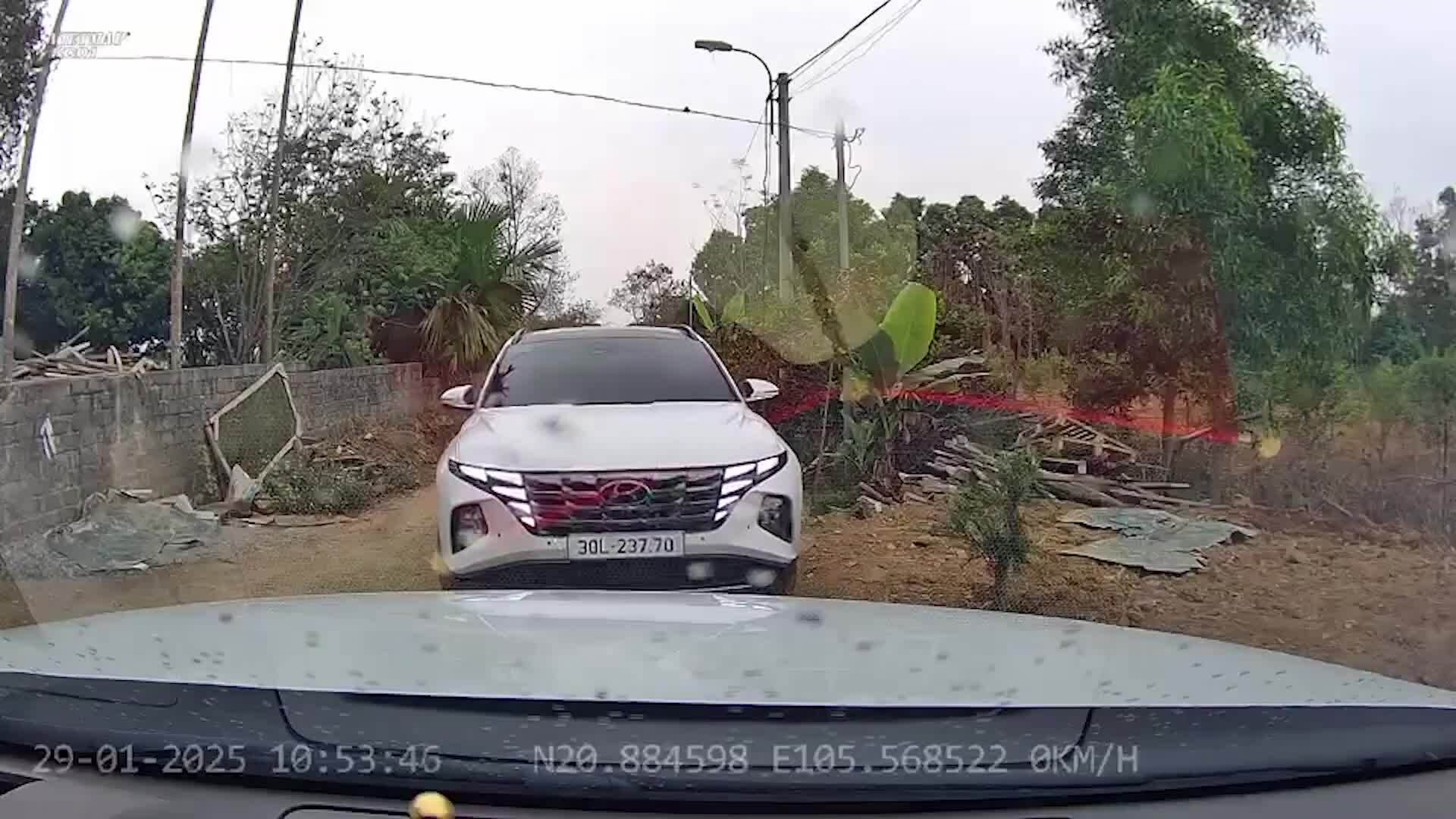 Tài xế đỗ xe chắn trọn đường đi, thách thức người khác