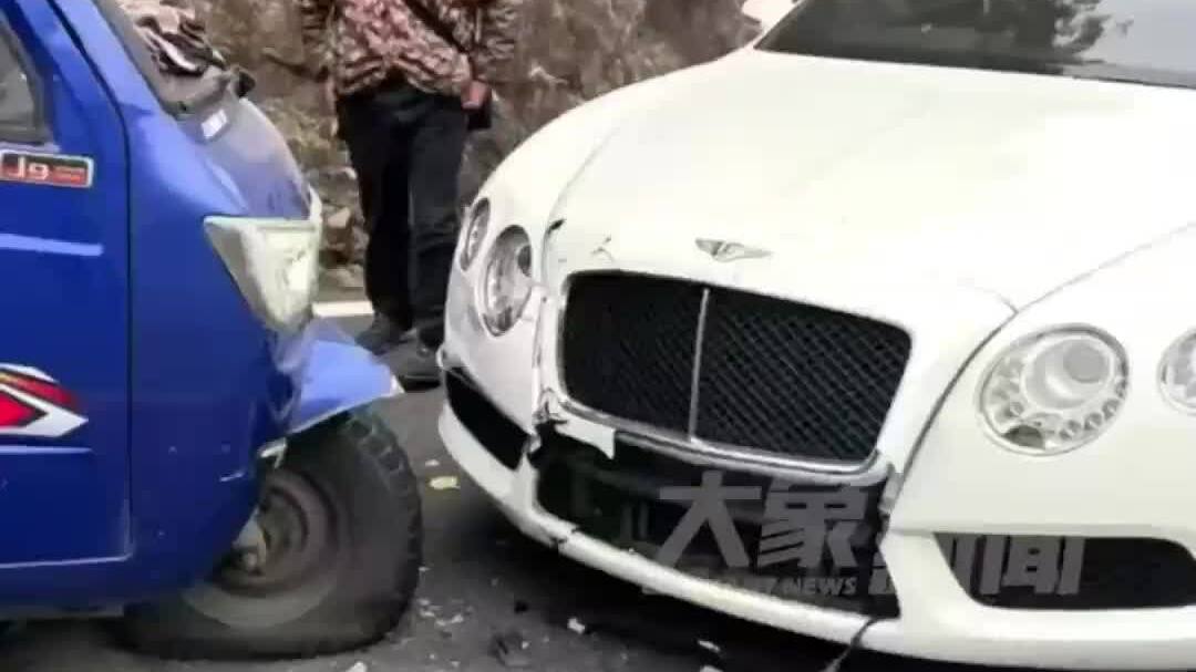 Xe ba bánh đi ngược chiều đâm trúng xe siêu sang Bentley