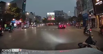 Tạt đầu ôtô, người phụ nữ đi xe máy bị đâm ngã Tạt đầu ôtô, người phụ nữ đi xe máy bị đâm ngã
