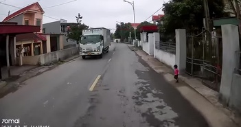 Em bé chạy ra đường trước đầu ôtô đang lao tới Em bé chạy ra đường trước đầu ôtô đang lao tới