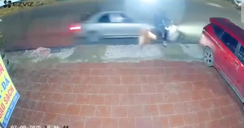 Ôtô đâm bay hai mẹ con đi xe máy dừng bên đường Ôtô đâm bay hai mẹ con đi xe máy dừng bên đường