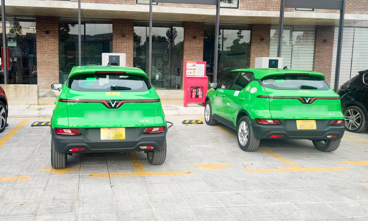 Những kiểu chiếm chỗ sạc xe điện của tài xế Việt