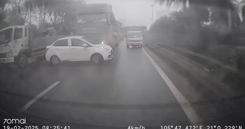 Xe con bị đâm xoay ngang vì 'rúc nách' xe tải Xe con bị đâm xoay ngang vì 'rúc nách' xe tải
