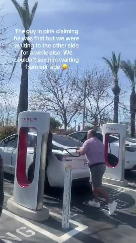 Tài xế xe điện Tesla đánh nhau giành chỗ sạc