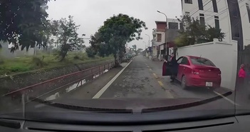 Người phụ nữ mở bung cửa ôtô đúng lúc xe khác lao tới Người phụ nữ mở bung cửa ôtô đúng lúc xe khác lao tới