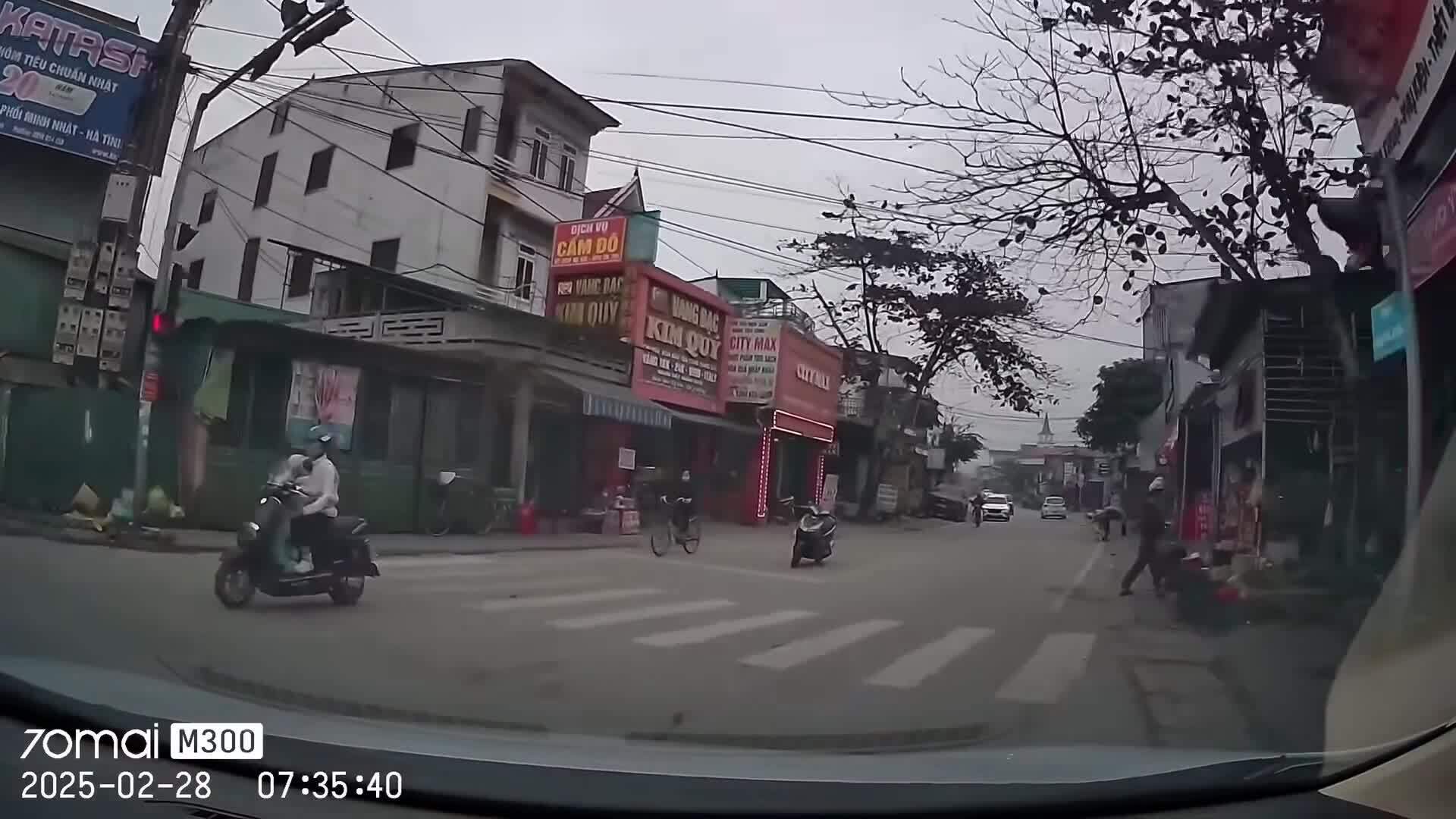 Người phụ nữ dựng xe máy giữa đường rồi bỏ đi