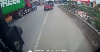 Xe con vượt ẩu bị xe container đâm xoay ngang Xe con vượt ẩu bị xe container đâm xoay ngang