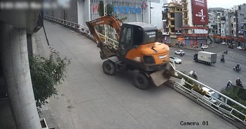 Khoảnh khắc máy xúc tuột dốc rơi xuống đường Khoảnh khắc máy xúc tuột dốc rơi xuống đường