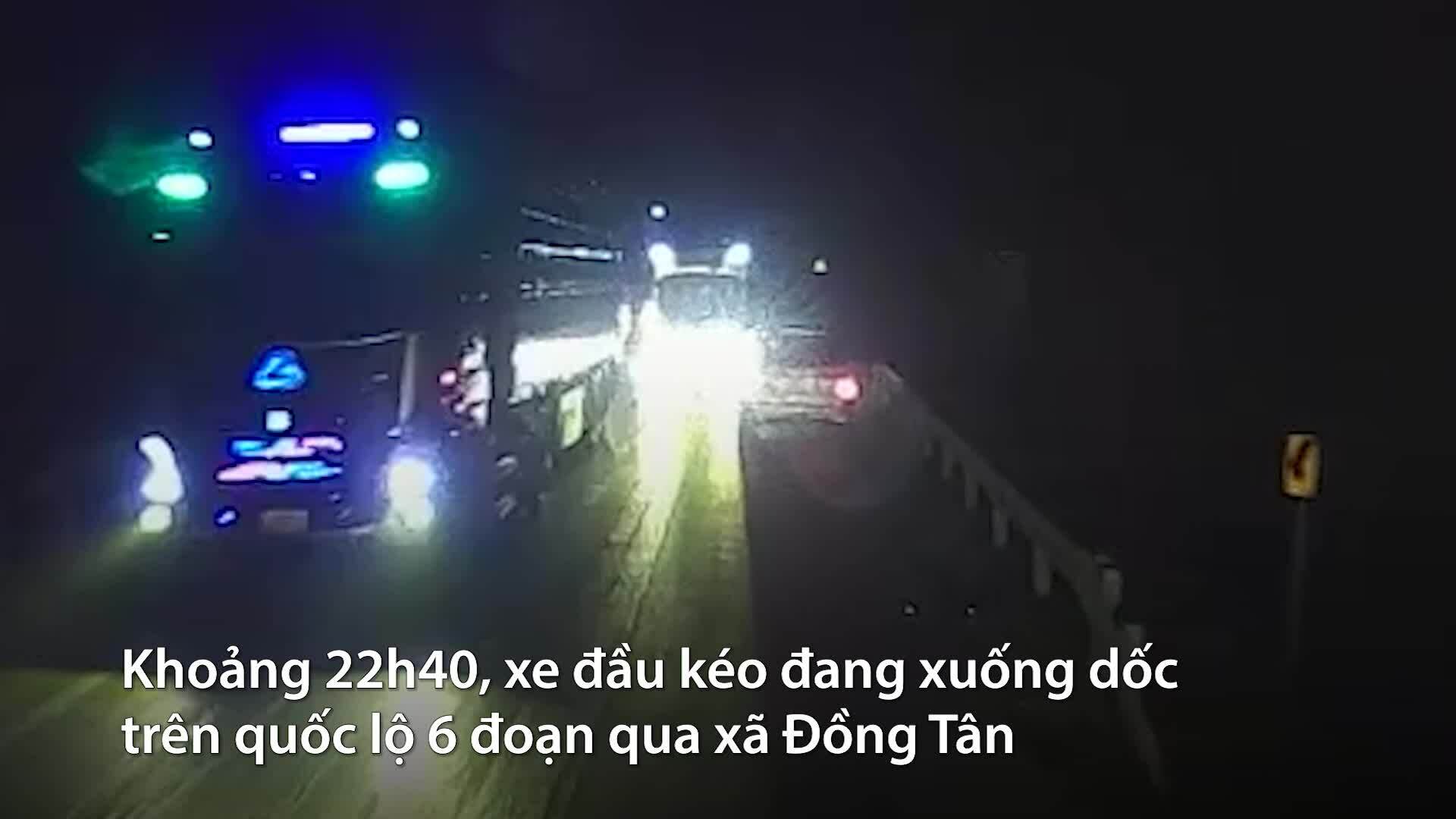 Khoảnh khắc xe đầu kéo đổ dốc đâm liên hoàn