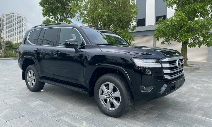 Toyota Land Cruiser thêm trang bị, tăng giá gần 300 triệu đồng