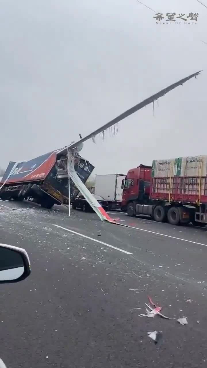 Cánh quạt gió khổng lồ đâm xuyên container