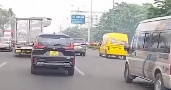 Xe tải luồn lách như chơi game trên phố đông Xe tải luồn lách như chơi game trên phố đông