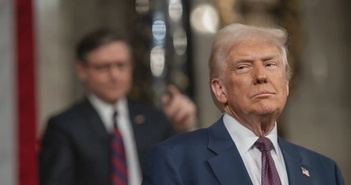 Ông Donald Trump cảnh báo “không ai thoát tội” khi áp thuế điện thoại Ông Donald Trump cảnh báo “không ai thoát tội” khi áp thuế điện thoại
