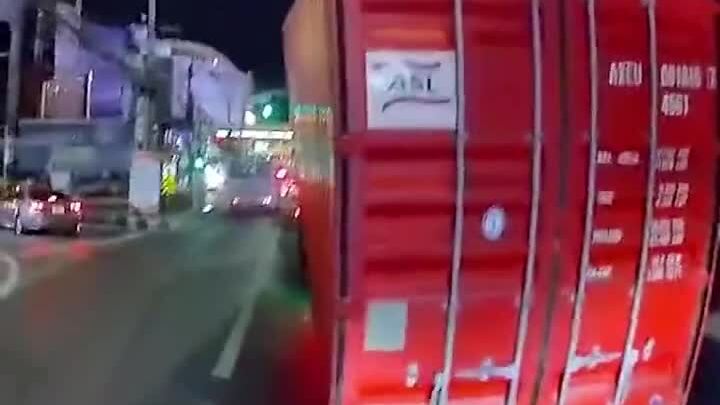 Gầm cầu hất văng container rơi giữa đường