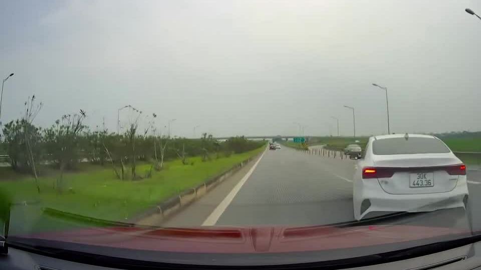 Ôtô đột ngột dừng trên cao tốc thử thách tài xế phía sau