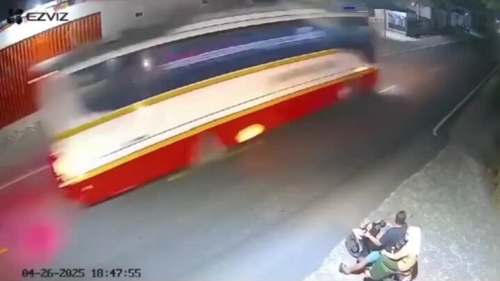 Lốp xe buýt rơi đập trúng người đi xe máy