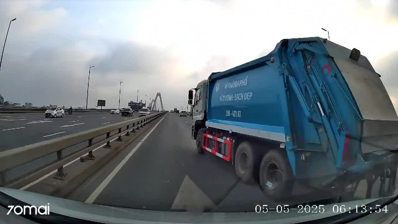 Xe chở rác chạy cắt chéo ba làn đường
