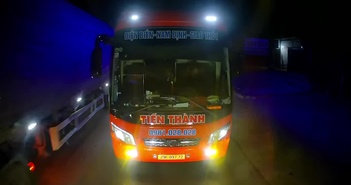 Xe khách rọi pha lấn làn vượt ẩu bị ép đi lùi Xe khách rọi pha lấn làn vượt ẩu bị ép đi lùi