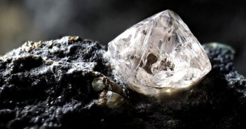 Phát hiện vật chất chưa từng tồn tại trước đây trên viên kim cương ở sâu trong lòng đất Phát hiện vật chất chưa từng tồn tại trước đây trên viên kim cương ở sâu trong lòng đất