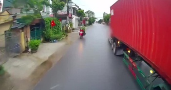 Tai nạn từ cú vẩy lái 'dằn mặt' của xe container Tai nạn từ cú vẩy lái 'dằn mặt' của xe container