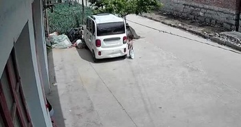 Bé trai bị giật bỏng tay vì nghịch cổng sạc ôtô điện Bé trai bị giật bỏng tay vì nghịch cổng sạc ôtô điện