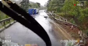 Phi như bay trong mưa, xe khách lật ngang ở khúc cua Phi như bay trong mưa, xe khách lật ngang ở khúc cua