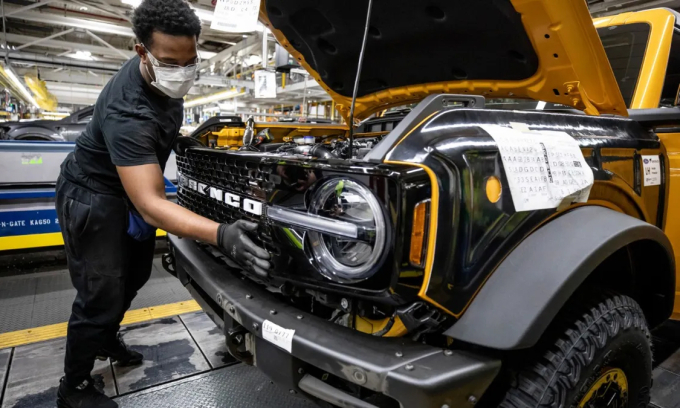 Công nhân Ford tuồn nắp ca-pô ra ngoài suốt hai năm