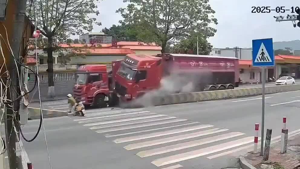 Người phụ nữ bỏ xe máy thoát thân khi hai xe tải đâm nhau