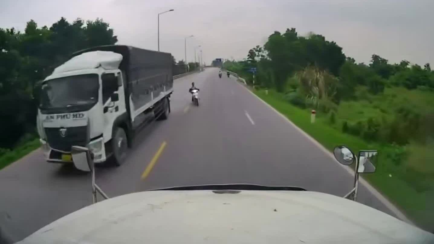 Vượt ở điểm mù, xe máy lao thẳng vào xe đầu kéo