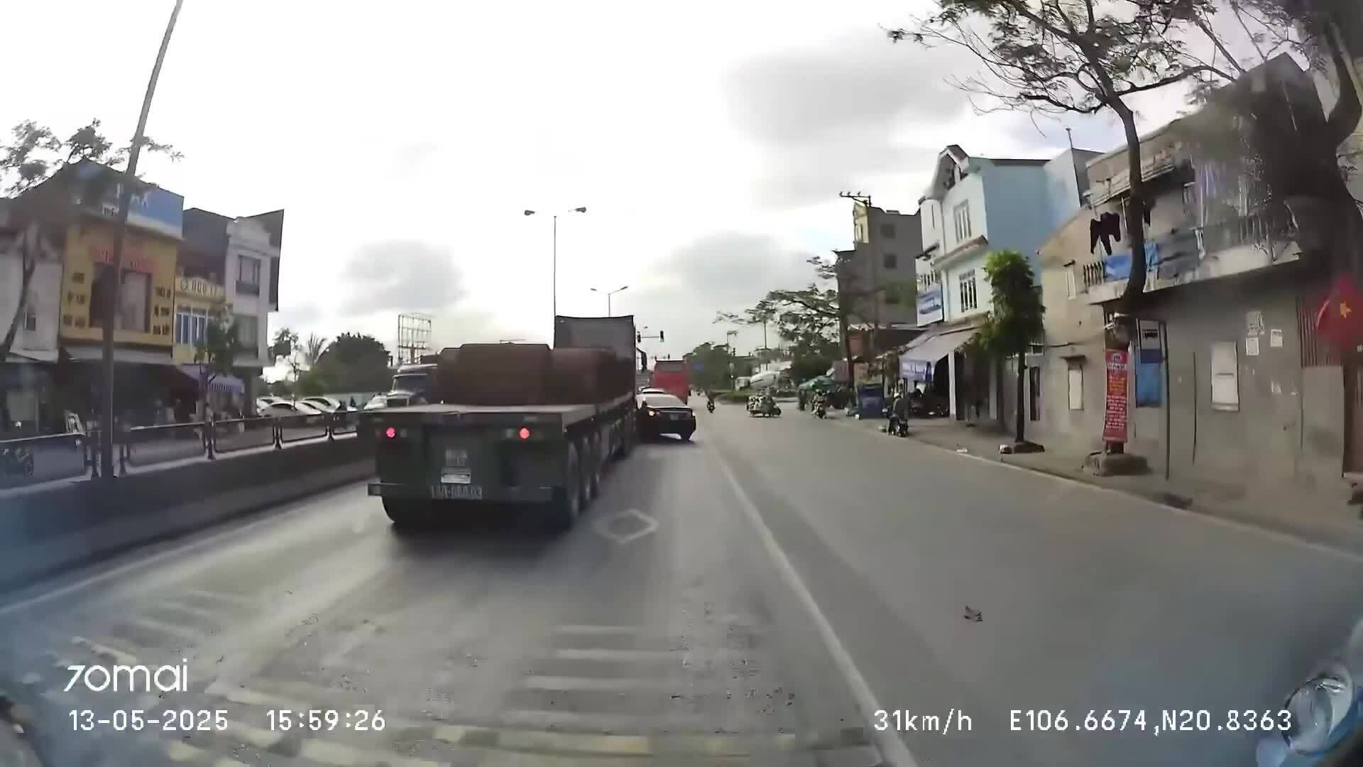 Xe chở thép cuộn đâm ôtô con khi rẽ