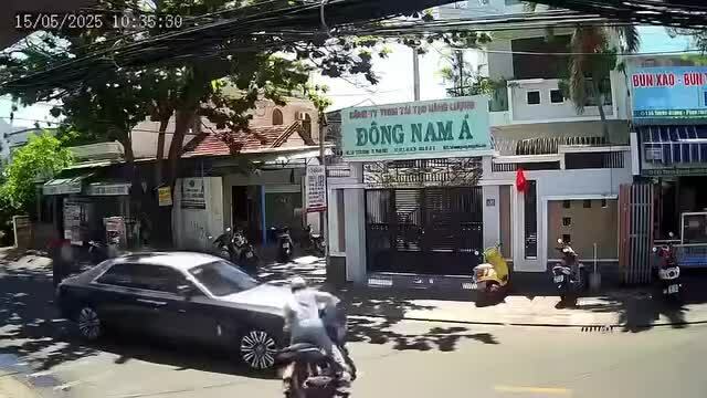 Xe máy quay đầu va chạm ôtô đi thẳng, ai sai?