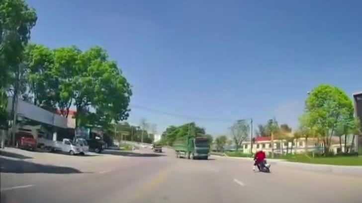 Xe máy lao vào hai xe ben tại ngã ba